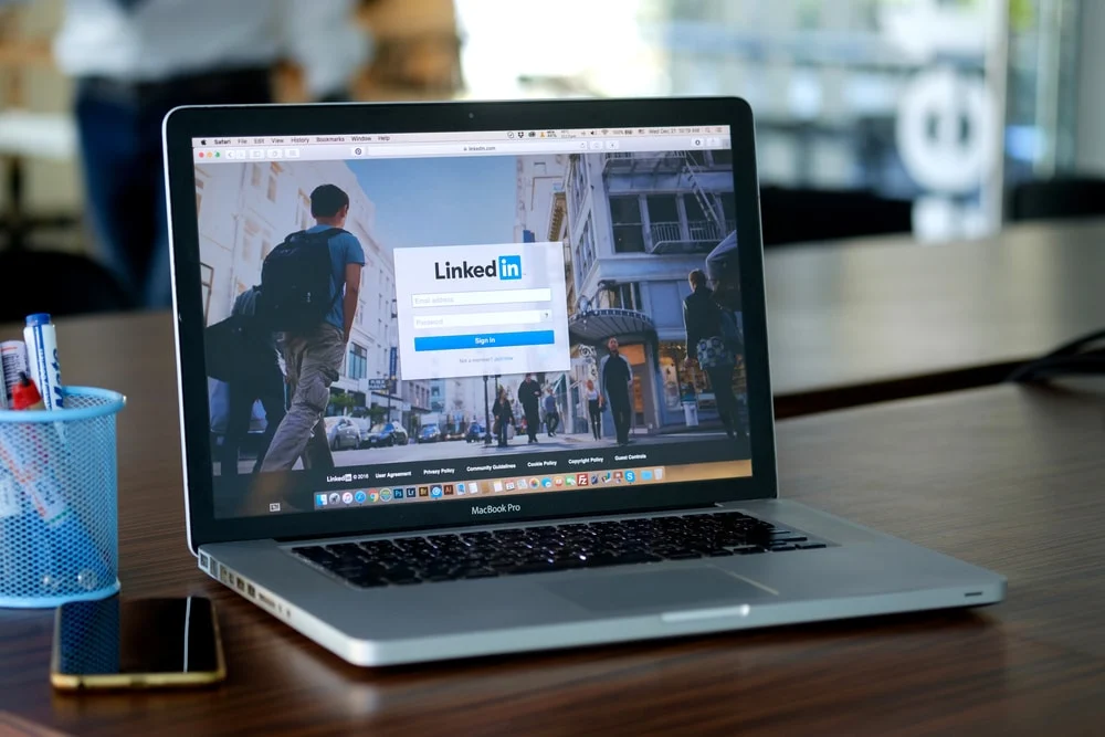 Computer showing LinkedIn login page. Vendix hjælper med LinkedIn virksomhedsprofil
